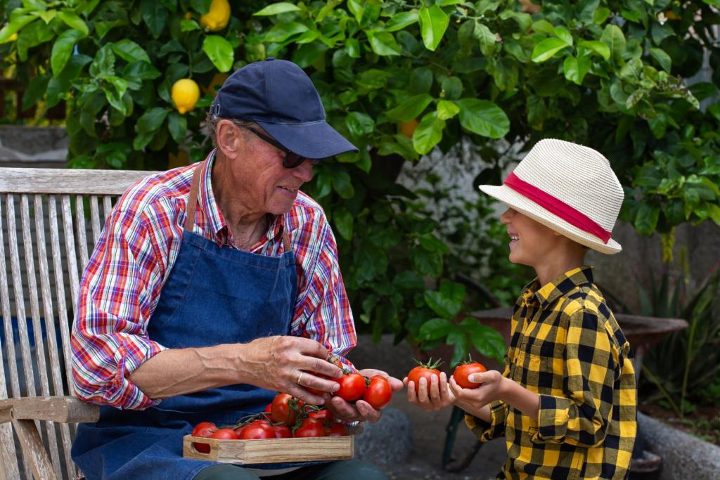 Un senior et son petit fils 6 avantages maintien à domicile seniors