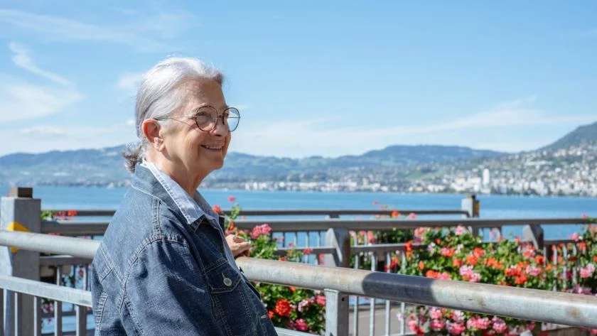 “Jacqueline, senior autonome, profite de son jardin à Saint-Cyr-sur-Mer”