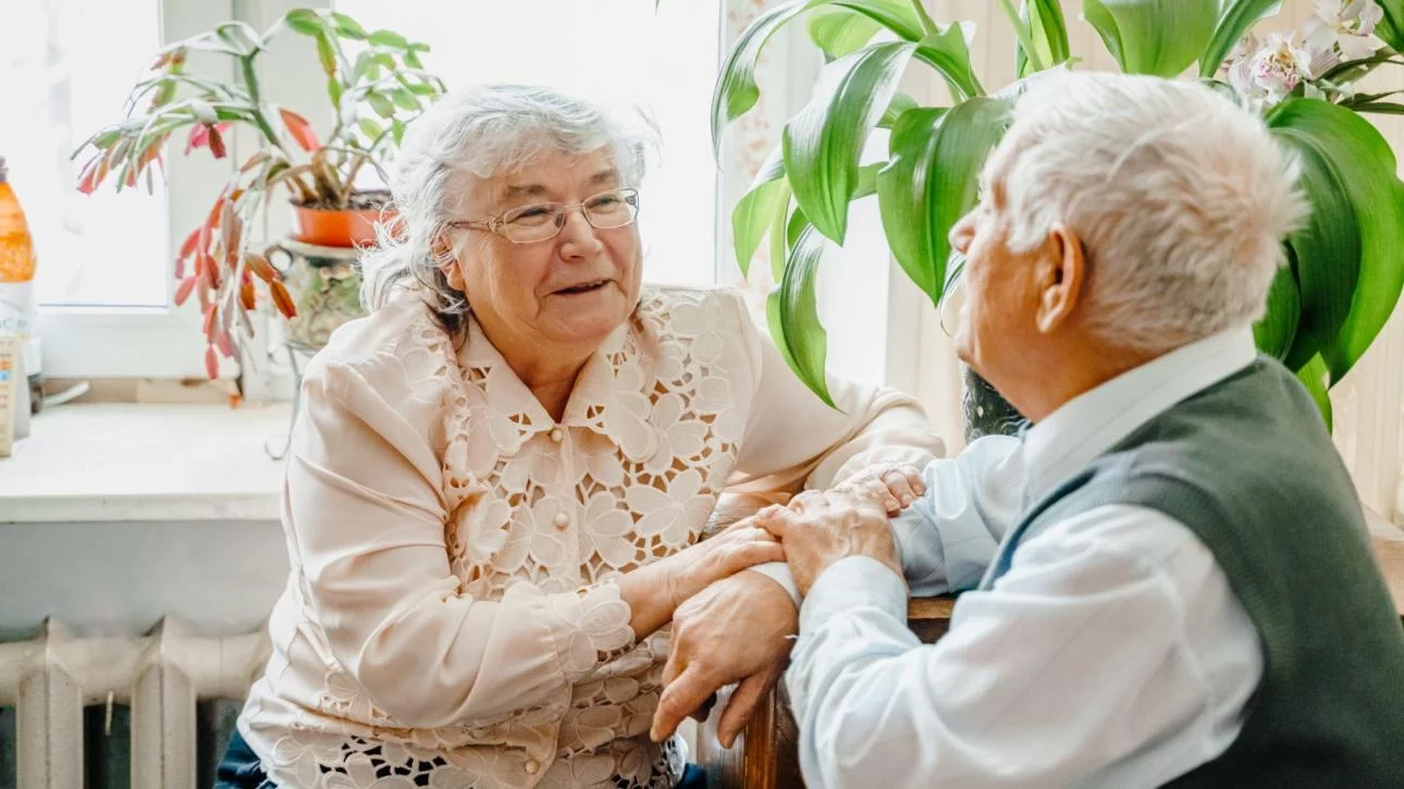 “Senior autonome profitant de sa maison et de son jardin dans le Var avec Odel Ô Services”