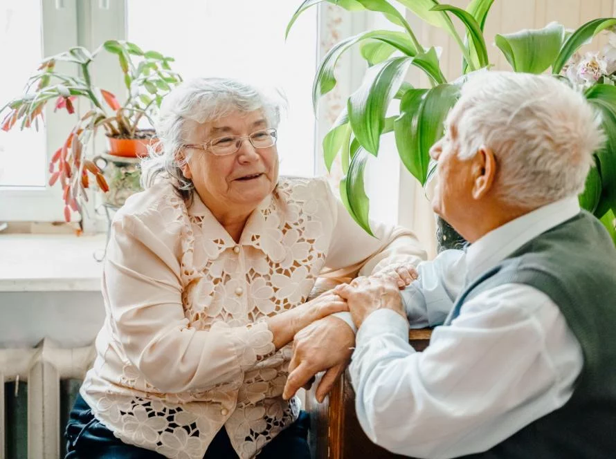 “Senior autonome profitant de sa maison et de son jardin dans le Var avec Odel Ô Services”